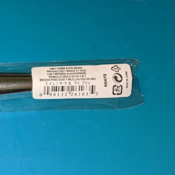 BareMinerals 2 in 1 Check Eye Brush - Picture 2 of 3